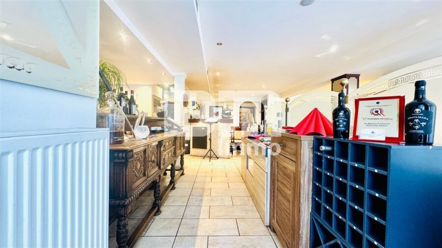 Wohn Gewerbe Ensemble mit 6 neuwertigen Apartments + Restaurant in Traumlage - EG Eingangsbereich Restaurant